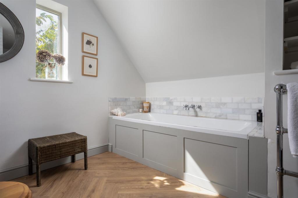 42 - 41 Ampney Crucis - GL7 5SF - Web.jpg