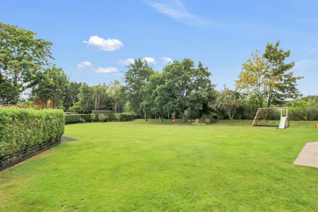 Rear Garden - b.JPG
