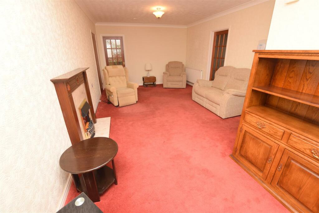 LOUNGE DINING ROOM