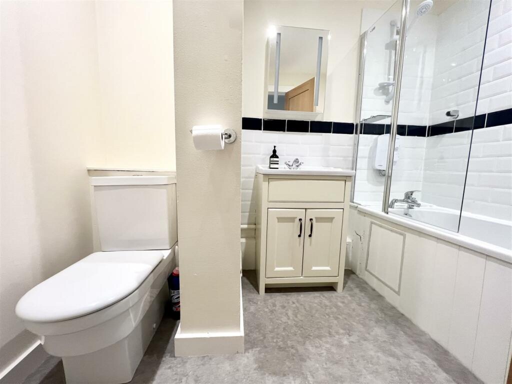 Cameo Court -- bathroom.jpg