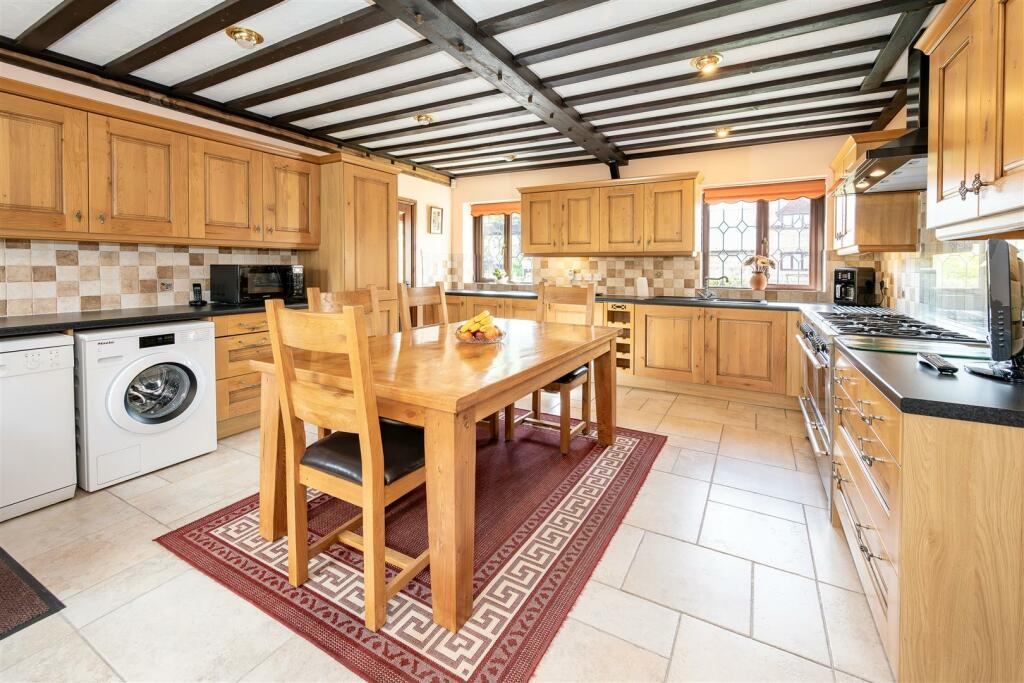 Kitchen breakfast room