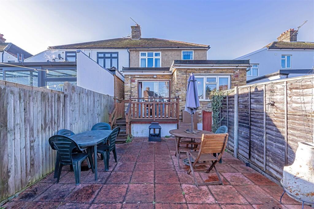 111B Wood Lane Isleworth, TW7-LOW RES-27.jpg