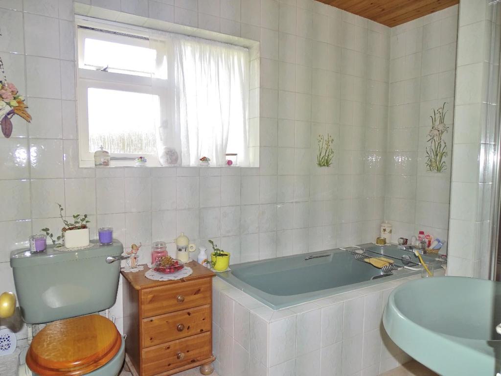 GROUND FLOOR BATHROOM