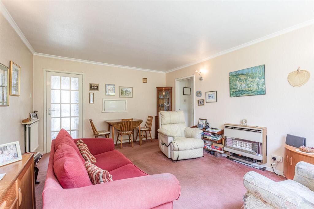 11 Old Orchard, KT14 7QX. - 5.jpg