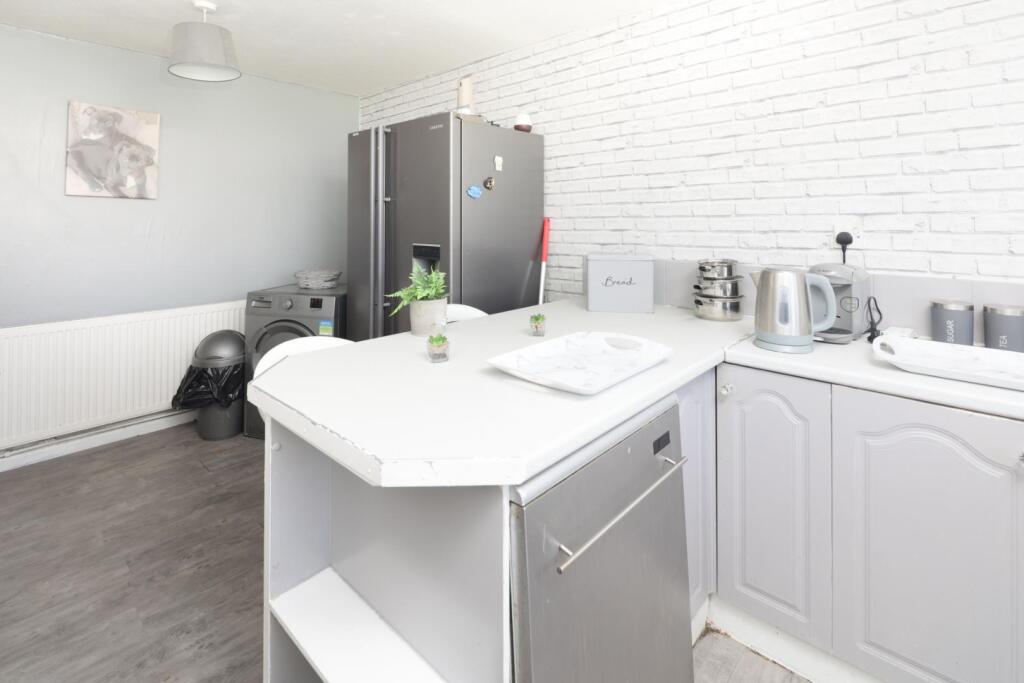 81 Alvis Walk kitchen.jpg