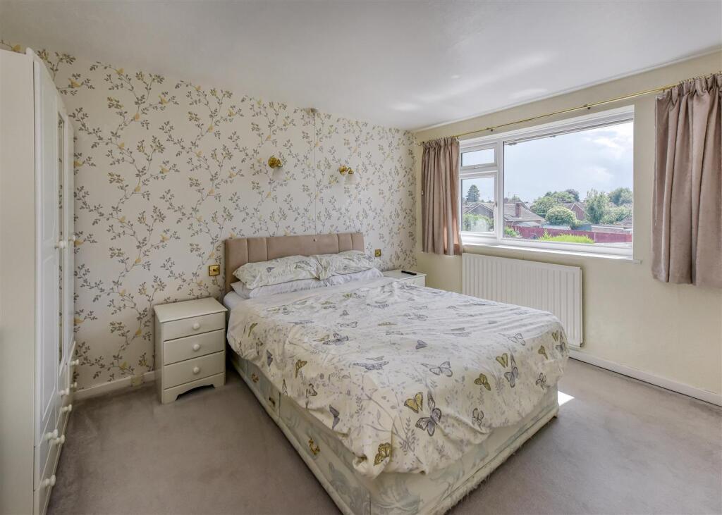 19 Woodland Close-bed1.jpg