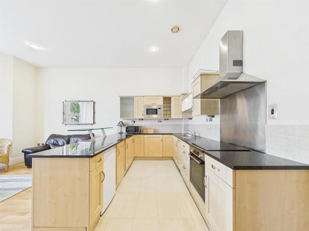 Kitchen 2.jpg