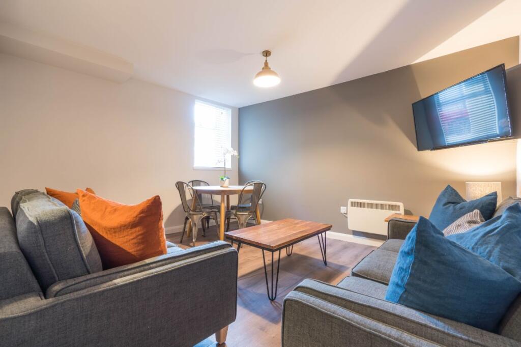 KH10 - Living Area / Kitchen