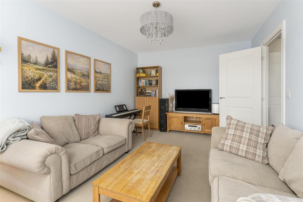 24 Bidwell Road, Banbury-8.jpg