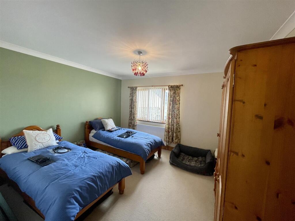 SIDE BEDROOM