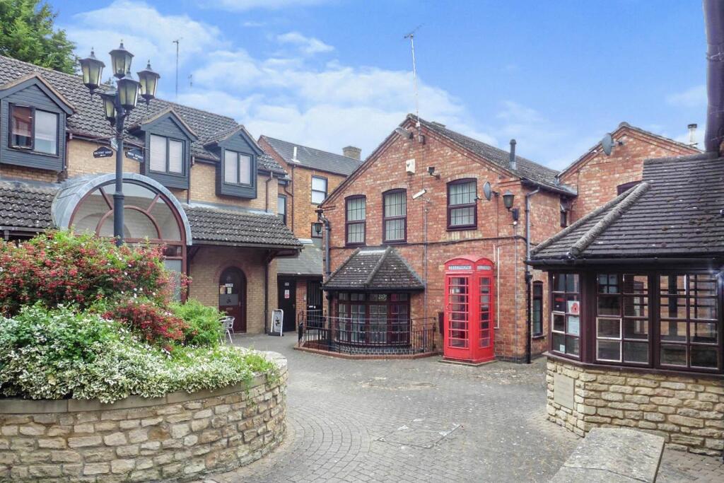 Courtyard-Ashleigh House-Rushden-Kettering-1 Bedro