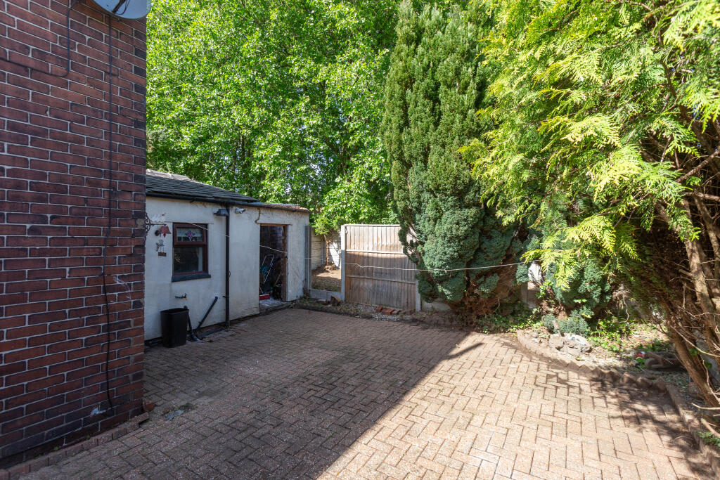 296 WOODHOUSE LANE-13