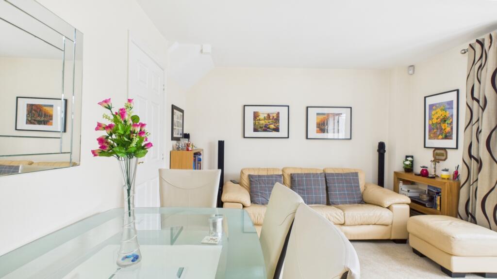 ewemove-thomasroad-livingroom1
