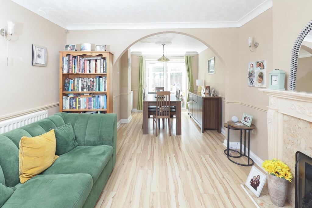 22 Brutus Drive lounge-2.jpg