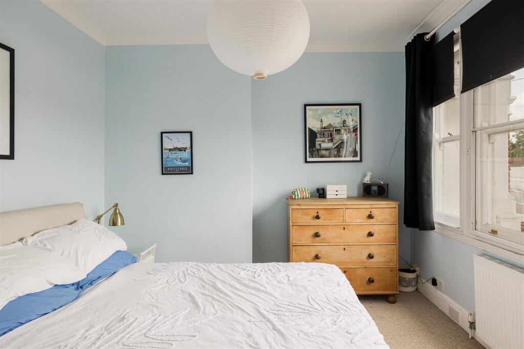 St. Albans Crescent, IG8