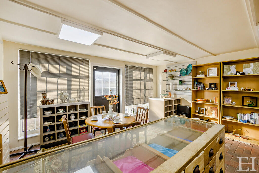 8637095-interiorW...