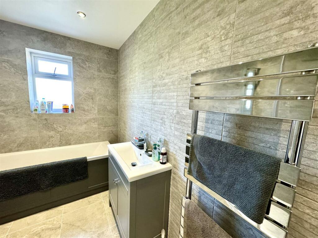 Bathroom 2.jpeg