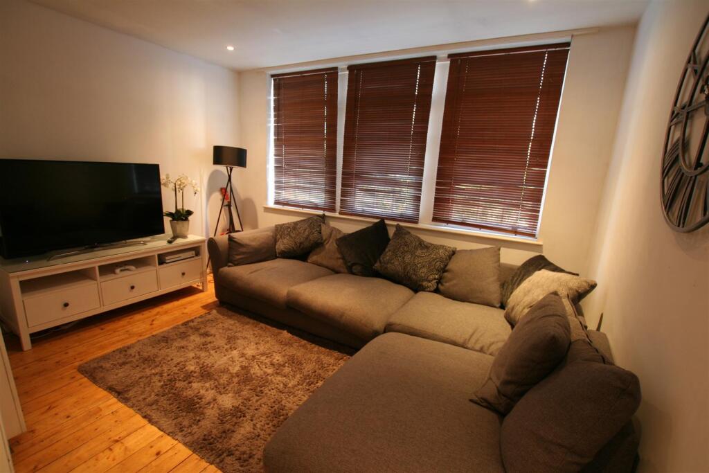 charlemontsuite,17lounge.JPG