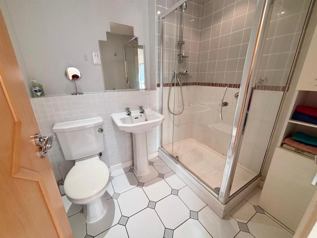 ensuite.jpg