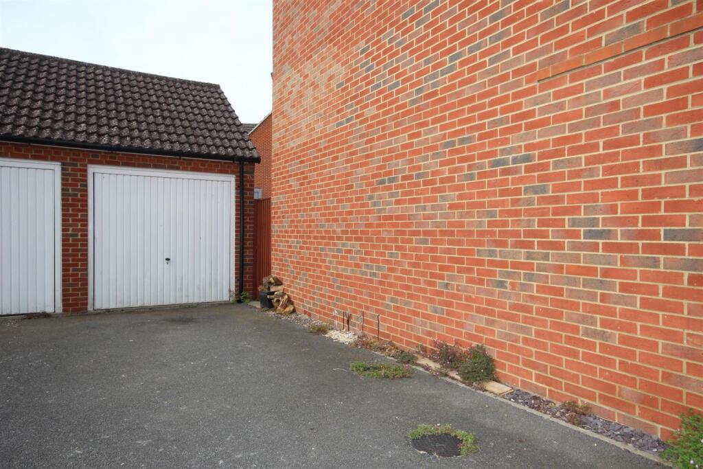 GARAGE/OFFICE