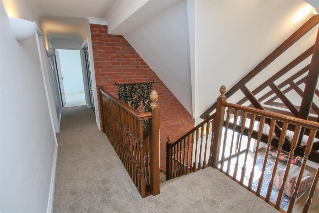 FIRST FLOOR GALLERIED LANDING