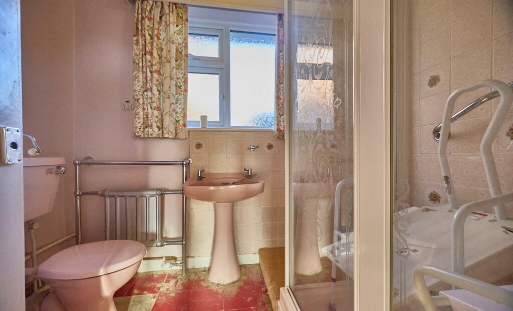 SHOWER ROOM