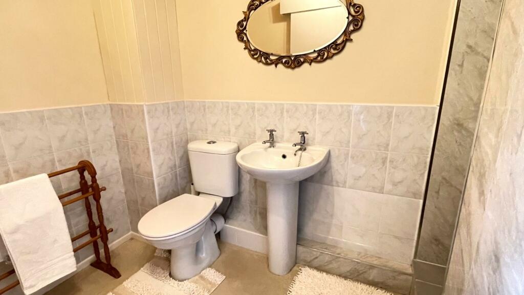 EN-SUITE 3-PIECE SHOWER ROOM