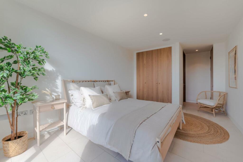 BEDROOM2c.jpg