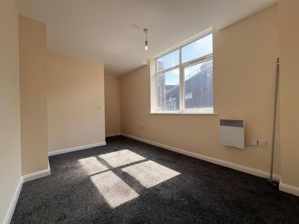 18 Kemley - Bedroom One.jpg
