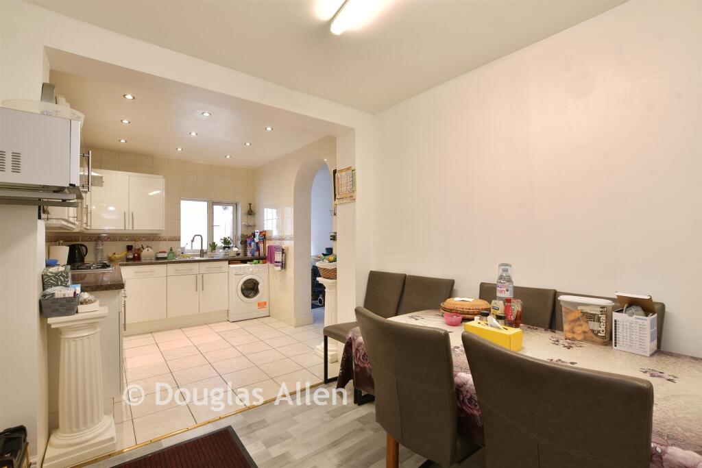 Kitchen/ Dining Room