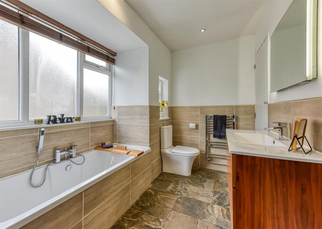 36 Pennhouse Avenue-Bathroom (2).jpg