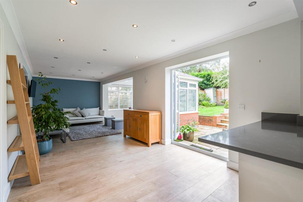11 Beaconsfield Close-13_lo.jpg