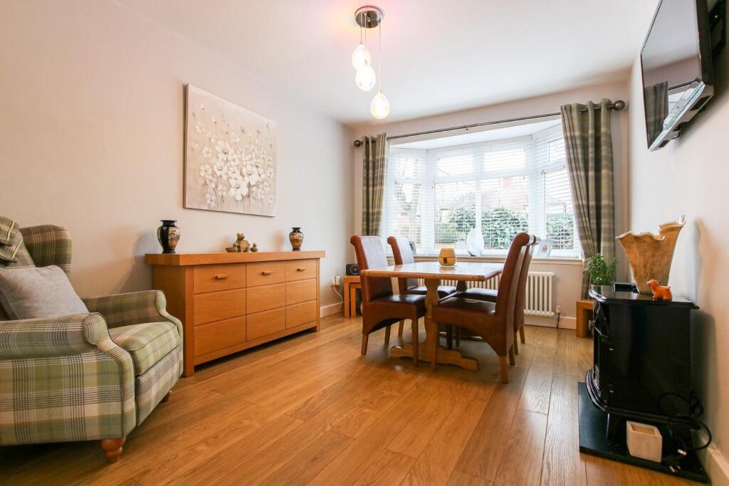 Bedroom 1 / Dining room