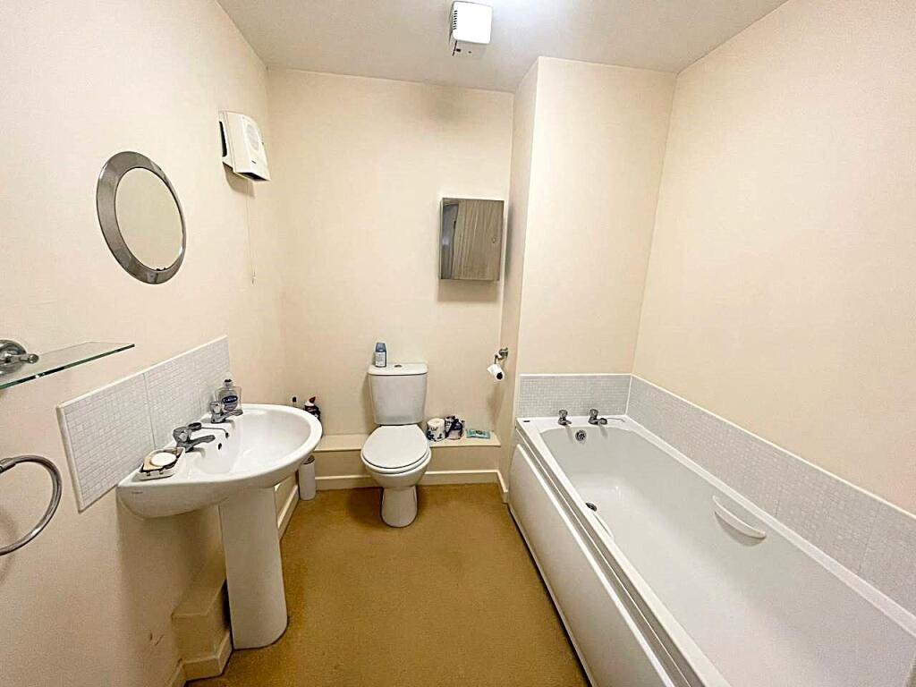Bathroom 2.jpg