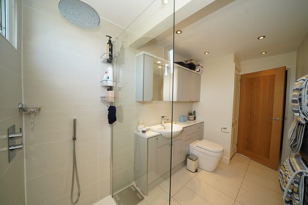 Master Ensuite 2
