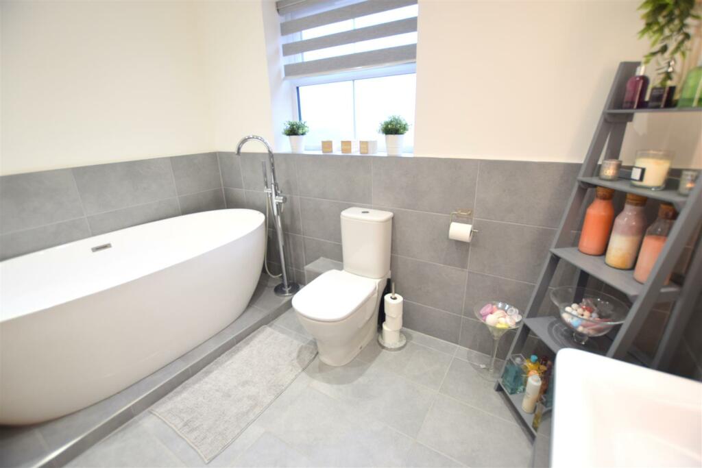 FAMILY BATHROOM,/WC