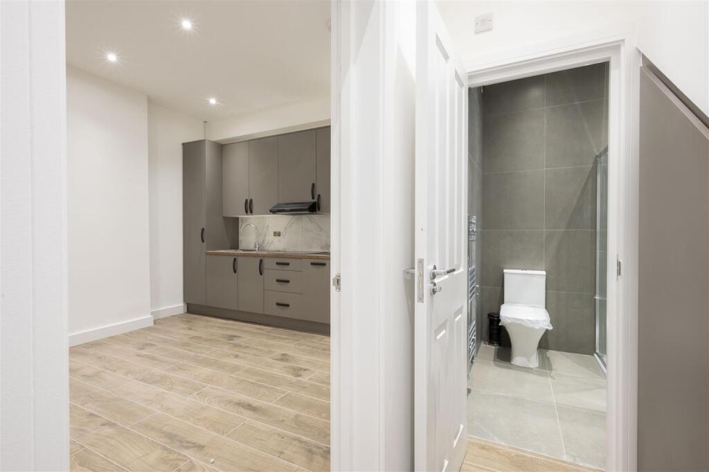 Flat 2, 80 Durham Road,6.jpg