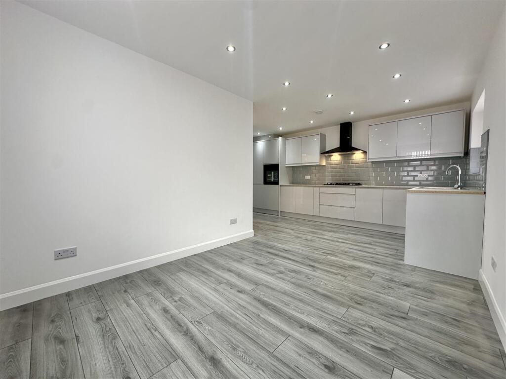 KITCHEN/LOUNGE/DINER