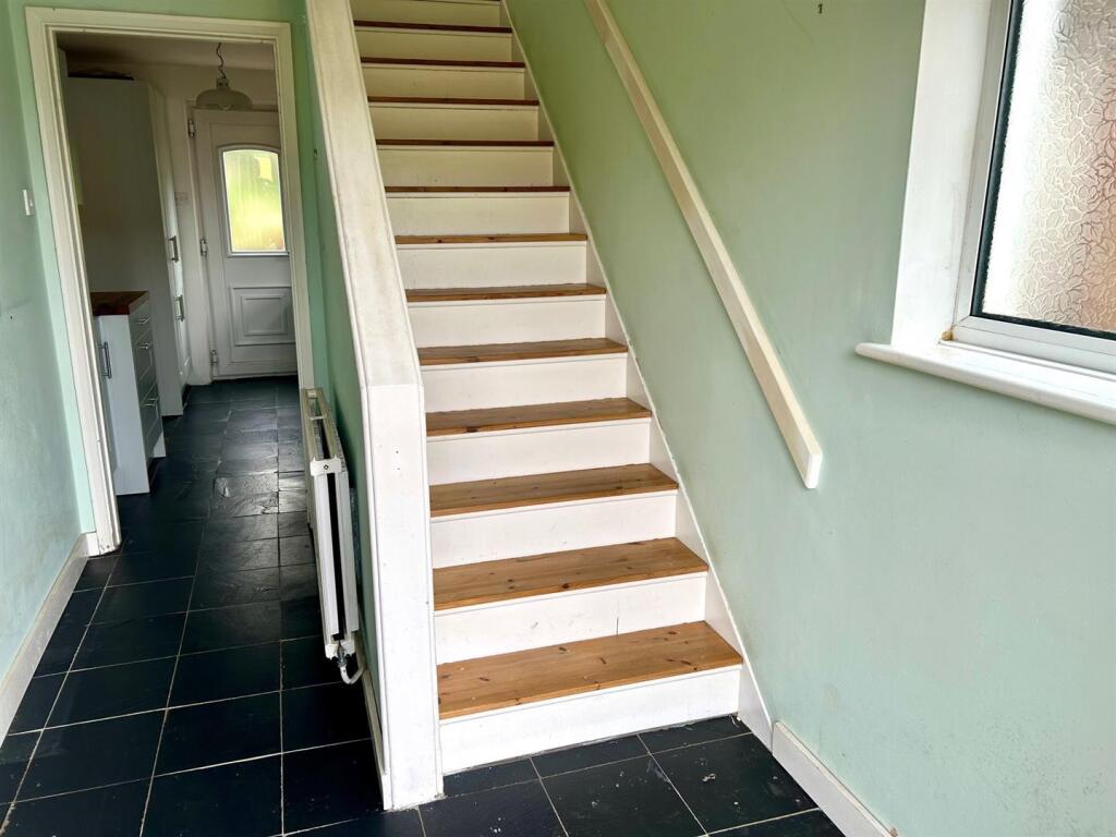 Chichester Close 3 hall.jpg