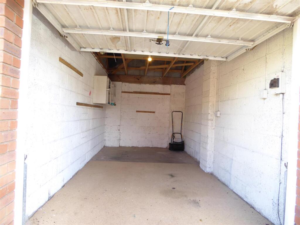 Garage to rear  &amp; Drive En Bloc