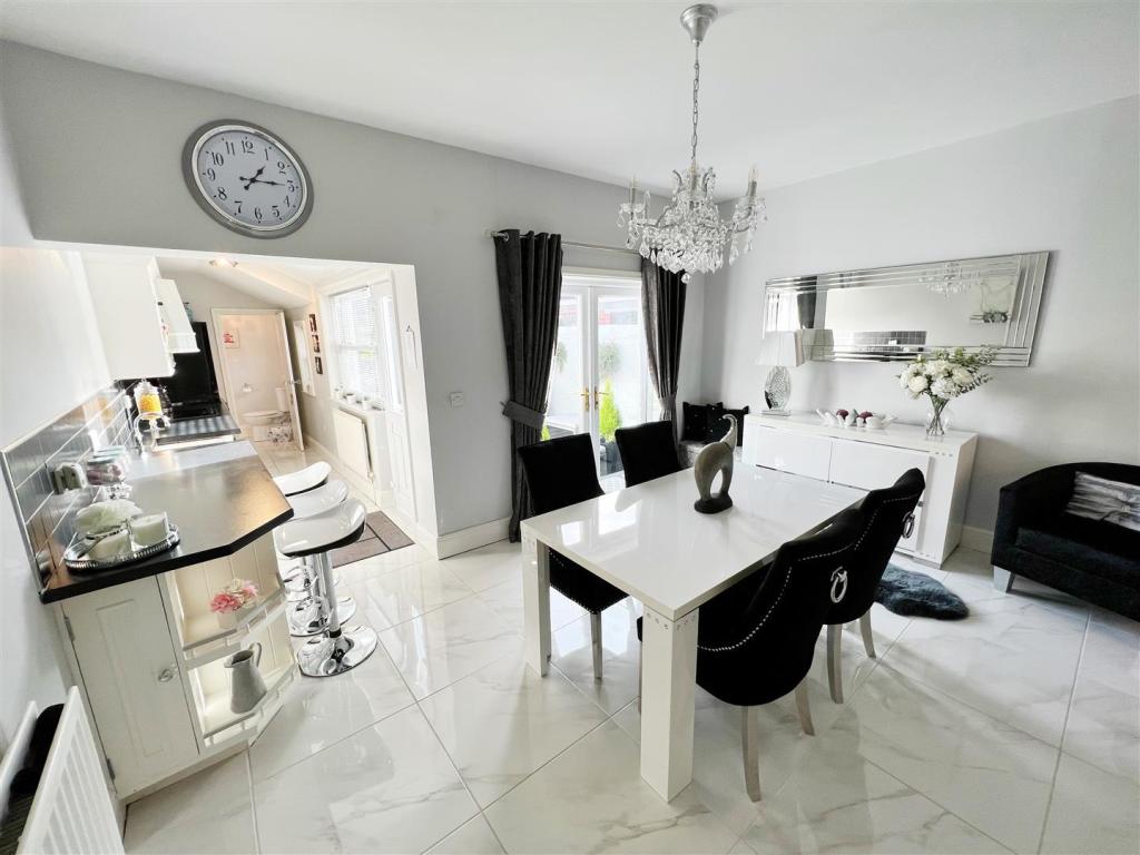 Dining Area pic 2.jpg