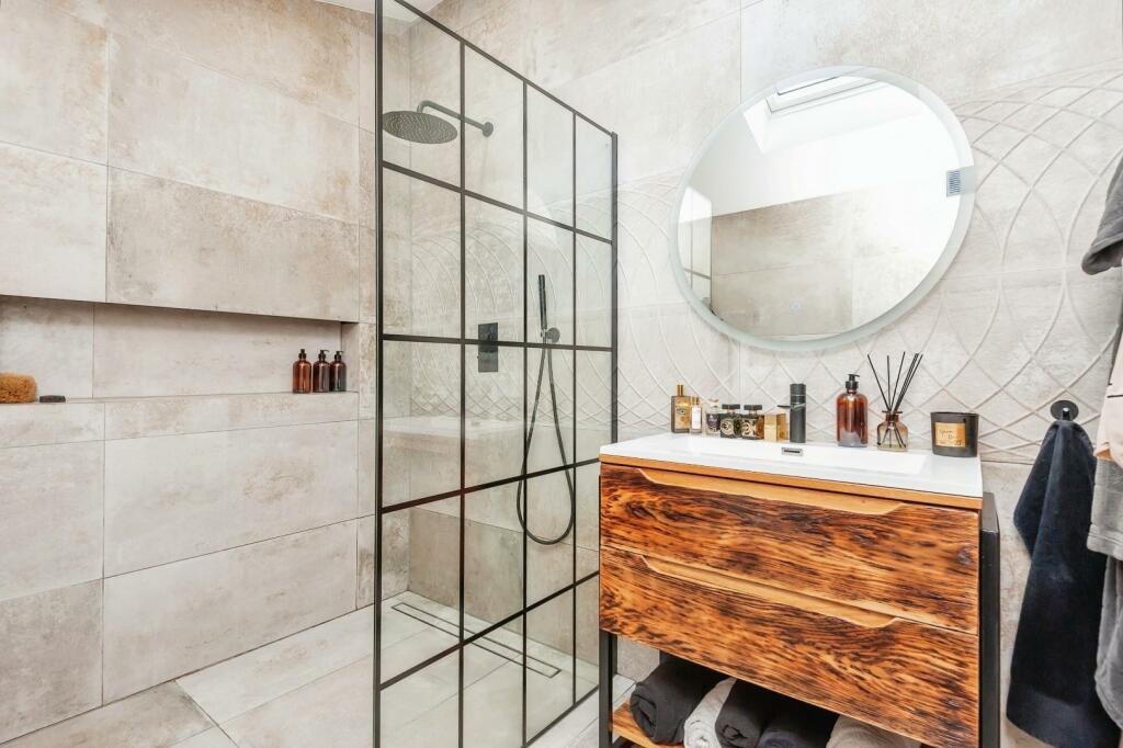 EN-SUITE BATHROOM