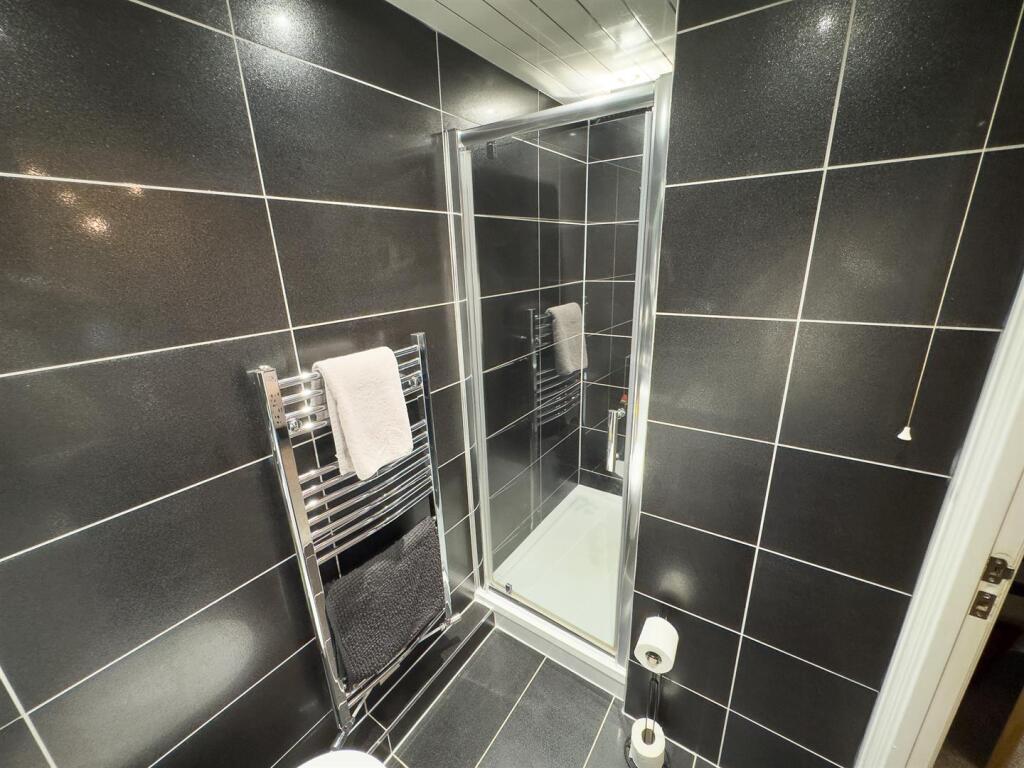 First Floor Bedroom En Suite (3).jpg