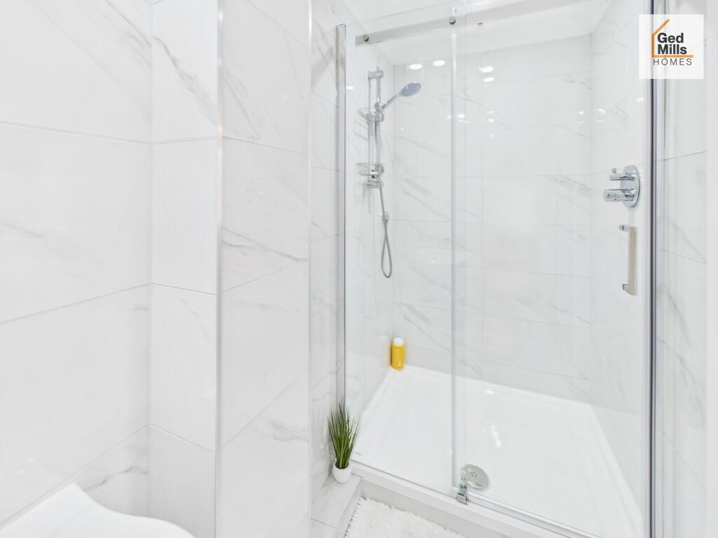 ENSUITE SHOWER RO...