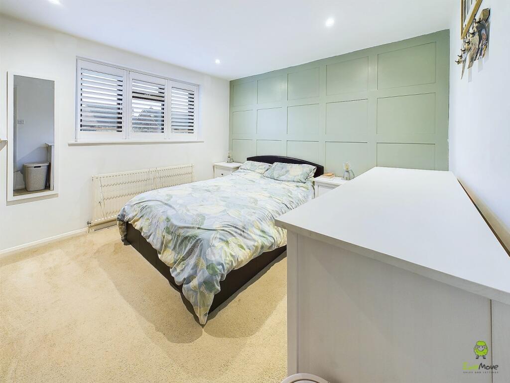 CAM04399G0-PR0008-STILL009