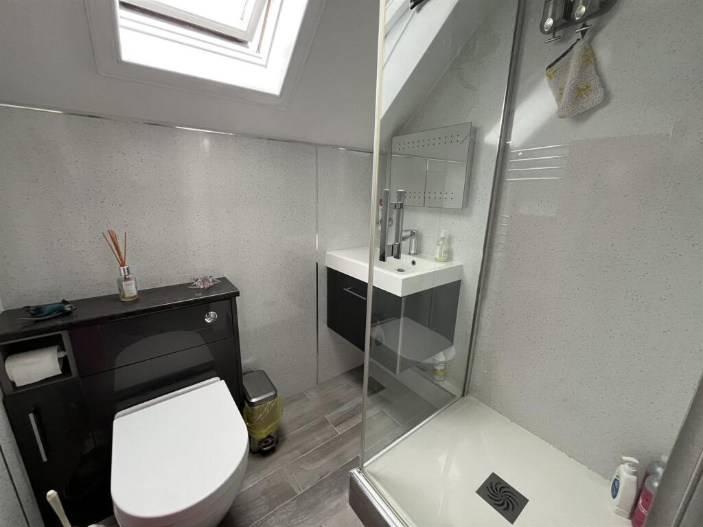 EN-SUITE SHOWER ROOM