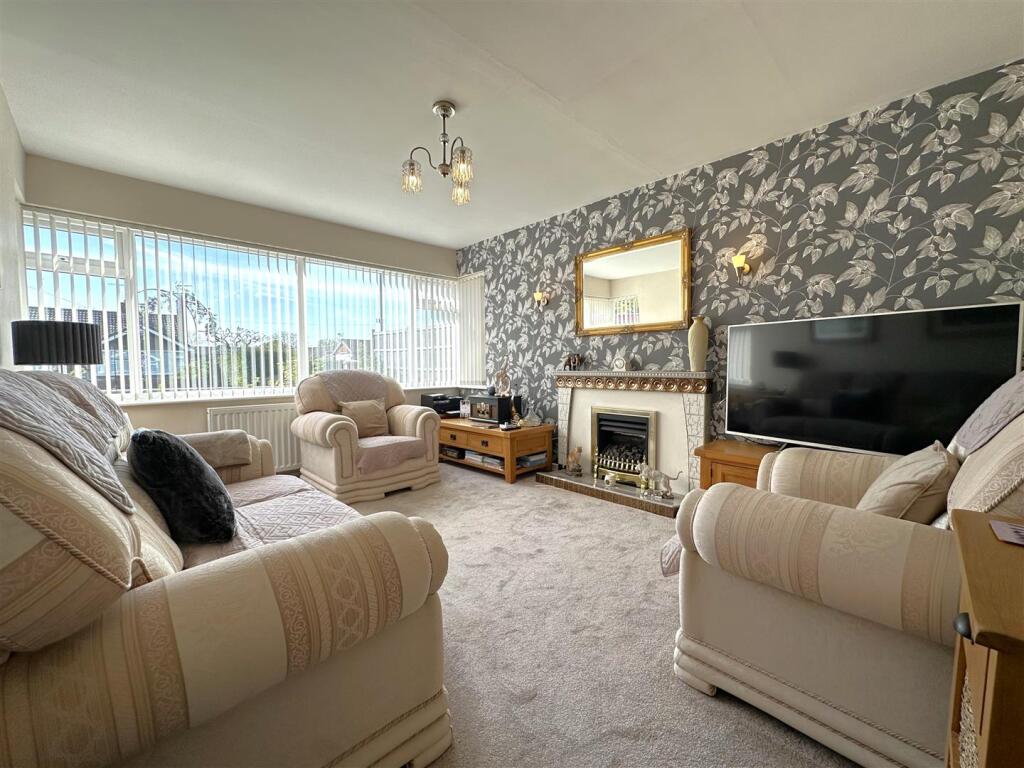 Bay-Fronted Living Room 614