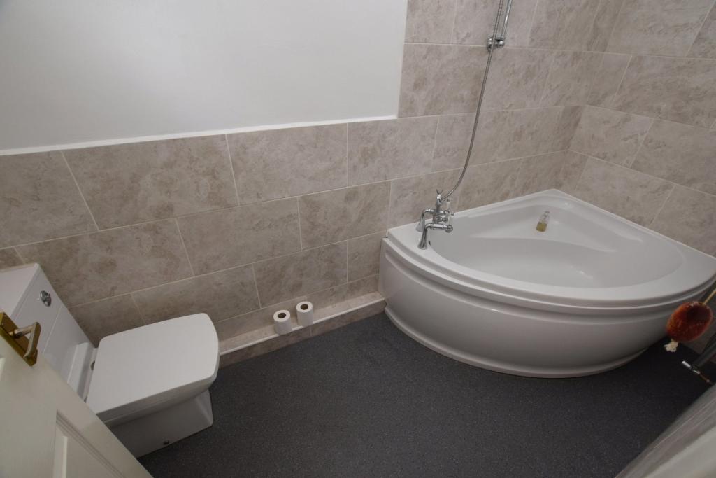 Flat 1 Bathroom