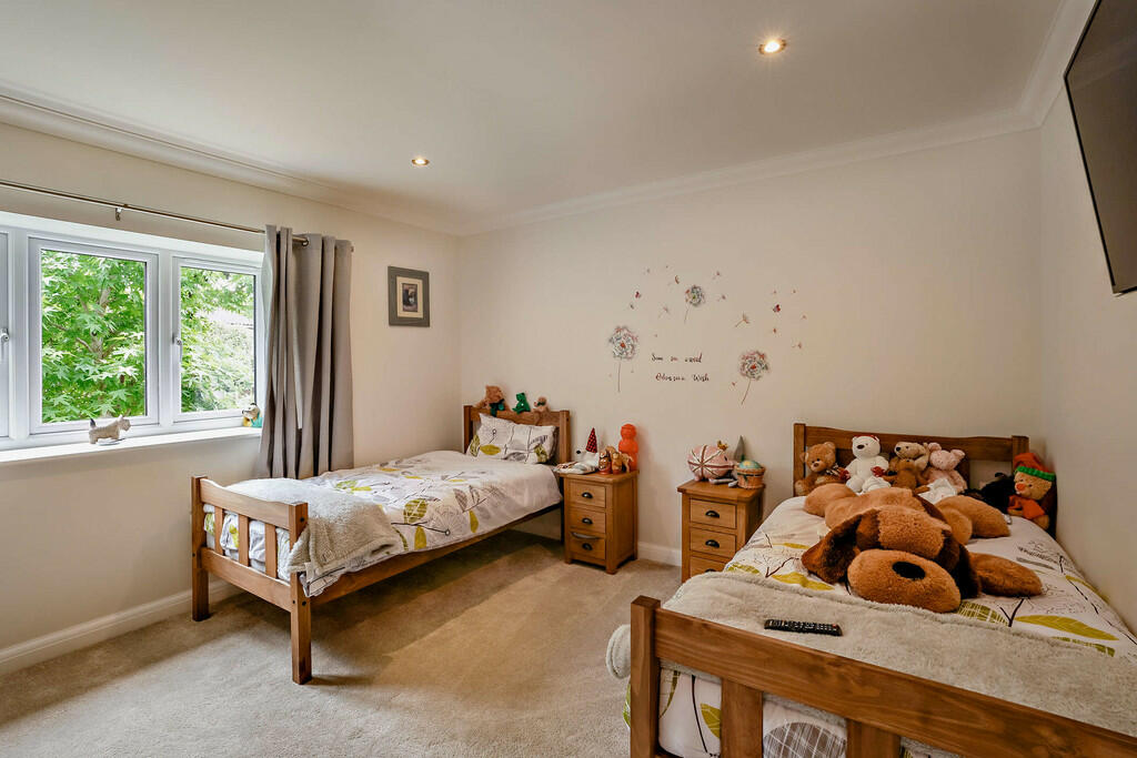 8600910-interior2...