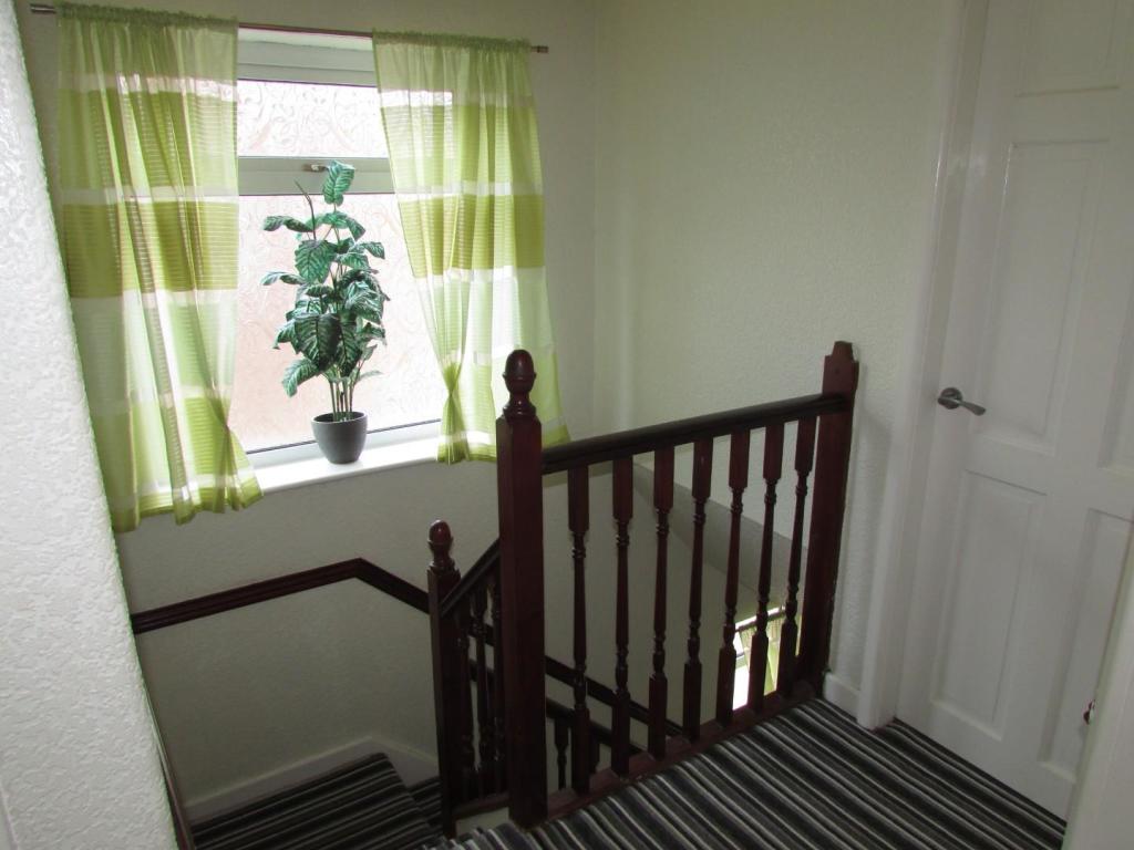 AshtonCres33landing.JPG